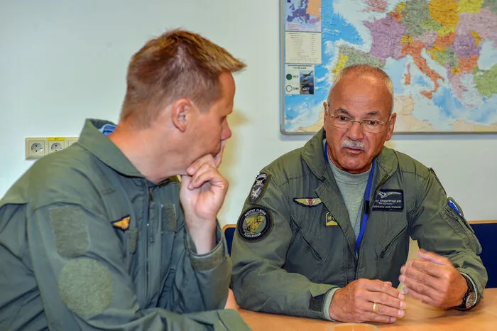 Oberst Peter Trierweiler, Leiter des "Instituts Flieger" mit Redakteur Wilfried Rombold