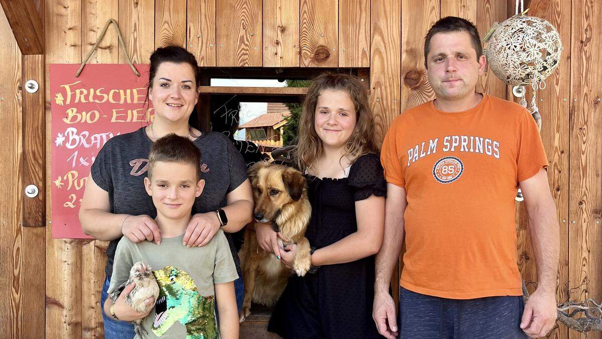 Jennifer Lerchbaumer und Matthias Kumnig mit den Kindern Lilly und Jonas sowie ihrem Familienhund Rocky und dem ältesten &quot;Familienhuhn&quot; Ulli