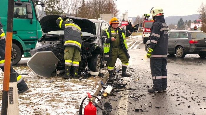 Ein Unfallfahrzeug landete auf der Verkehrsinsel und begrub eine Stopptafel unter sich