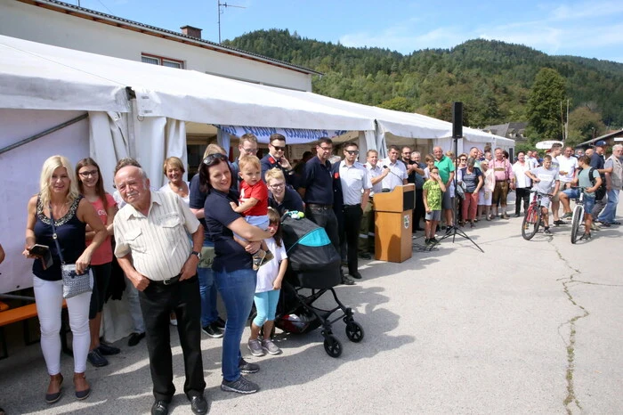 Beim Zweitagesfest am Rüsthausgelände gesichtet wurden unter anderen FF-Kommandant Andreas Nuart, Bürgermeister Burkhard Trummer, Altbürgermeister Wolfgang Schaller, Pfarrer Pawel Windak, Bezirksfeuerwehrkommandant Friedl Monai, Abschnittsfeuerwehrkommandant Hannes Raab, Schlossermeister Michael De Monte, Gartenexperte Markus Kogler, Fleischermeister Gernot Haimburger sowie Wirtin Claudia Wildhaber. 