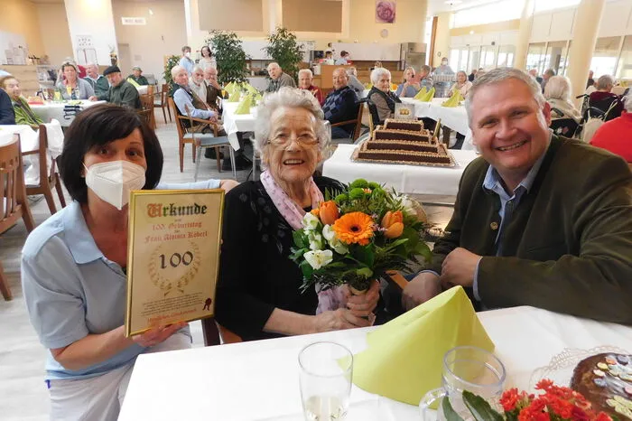 Nun feierte sie gemeinsam mit den Mitarbeiterinnen und Mitarbeitern ihren 100. Geburtstag. Auch Stubenbergs Bürgermeister Alexander Allmer kam vorbei, um zu gratulieren.