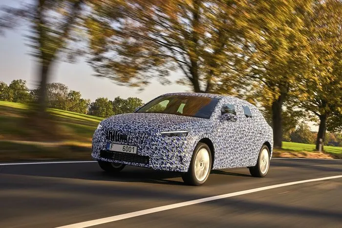 Der Scala wird sich - auch wenn es seine Tarnbeklebung noch nicht so offensichtlich erkennen lässt - viel mehr gegen Modelle wie den 1er BMW richten, deshalb die Einser-Frage. Die Linienführung geht ja auch klar in diese Richtung. Und der Scala wird 2019 für eine weitere Überraschung sorgen, seine Basis nützt man für die Erweiterung von Skodas SUV-Familie.