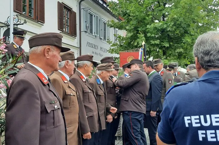 Vergabe des Verdienstkreuzes an langjährige Mitglieder der Feuerwehren aus Fehring, Pretal und Pertelstein.