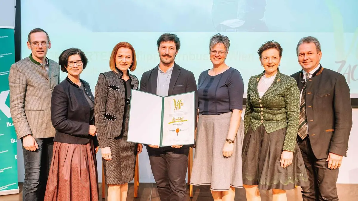 Philipp Dornbusch (4. v. l.) mit Oliver Kröpfl (Vorstand Steiermärkische Sparkasse), der Weizer Bezirksbäuerin Ursula Reiter, Landesrätin Simone Schmiedtbauer, Landesbäuerin Viktoria Brandner sowie Maria Pein und Franz Titschenbacher, Vizepräsidentin und Präsident der Landwirtschaftskammer Steiermark