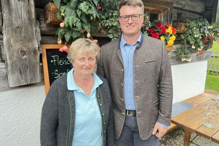 Bei der Lärch-Hütte erzählte Thomas Mehlmauer-Larcher, der seinem Vater Robert und dessen Lebensgefährtin Eva Fuchs, immer wieder beim Bewirten hilft, die Geschichte der beliebten Hütte.