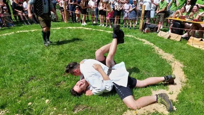 Der Pfingstsonntag stand in Eselsberg bei Oberwölz wieder ganz im Zeichen eines alten Brauches: Die Landjugend-Ortsgruppe Oberwölz lud zum traditionellen Pfingstringen bei der Hubertuskapelle.