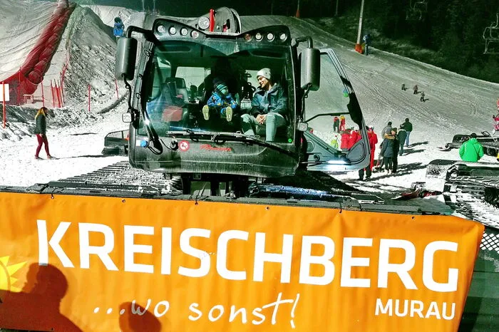 In einer eigenen Parade wurden auch die großen Pistengeräte präsentiert.