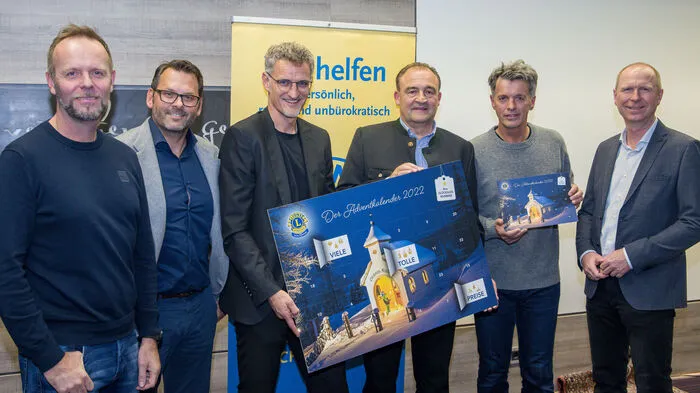 Lions Club Schladming präsentierte einen Charity-Adventkalender im Sporthotel Royer: Mike Giacchino und Christian Mayer, beide Agentur punkt7, Gerhard Kreiner, Präsident Lions Club Schladming, Projektinitiator Heinz Pürcher, Herbert Raffalt, Sponsor des Adventkalender-Titelbildes, Fred Schlögl, Lions Club Schladming