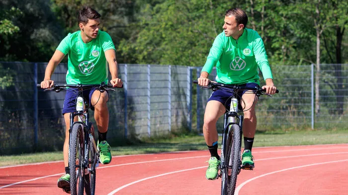 Die kurze Strecke vom Hotel zum Fußballplatz legten die Wolfsburger Fußballprofis mit Mountainbikes zurück.