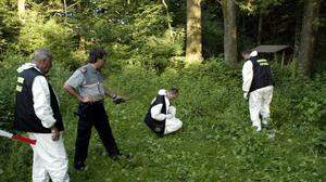 Spurensicherung 2004 im Wald in Magdalensberg. Der Tote wurde ins Gebüsch gezerrt, mit Tannenzweigen abgedeckt und liegen gelassen