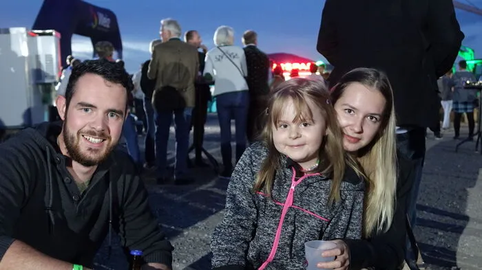Ausgelassene Atmosphäre herrschte am Freitag am Zeltgelände des Park&Ride-Parkplatzes in Weiz-Süd. Die Partyband "Die Draufgänger" aus Feldbach brachte mit Hits wie "Die Hektar hat" und "Cordula Grün" die Besucher zum Tanzen und Mitsingen.