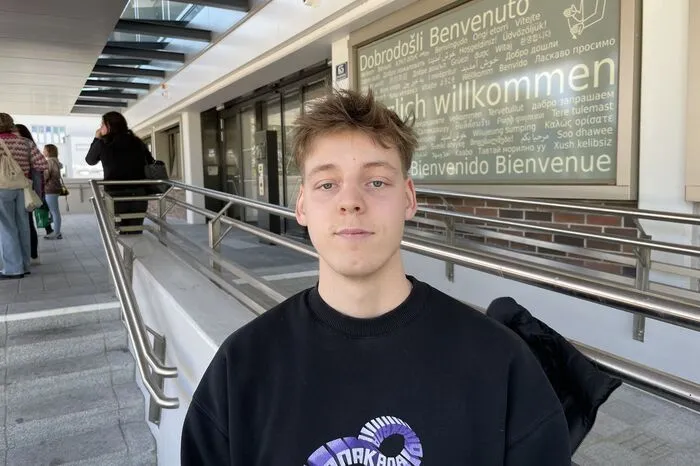 Jaro Patzelt, 20 Jahre aus Leipzig (D), 1. Semester: Ich lebe schon sehr sparsam und habe sonst eigentlich nur viel Geld für Kleidung ausgegeben. Das habe ich jetzt aber eingestellt. Nach dem Einkaufen oder auf der Stromrechnung merkt man schon die hohen Preise. Derzeit leben wir zu viert in einer WG. Das mache ich zwar nicht nur aufgrund der Kosten, aber die Lage war schon auch ein Grund, mich dafür zu entscheiden.