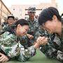 Hier alles nur Spaß. Armdrücken zweier chinesischer Studentinnen bei einer Militärübung in Guiyang