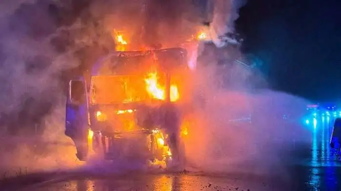 Der Lkw brannte komplett aus