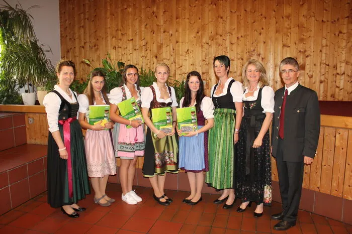 Klassenvorstand Johanna Einhauer, Manuela Lusser, Sophie Berger, Eva Berger, Lea Feldner, Bezirksbäuerin Pitterl, Frank und Hanser.