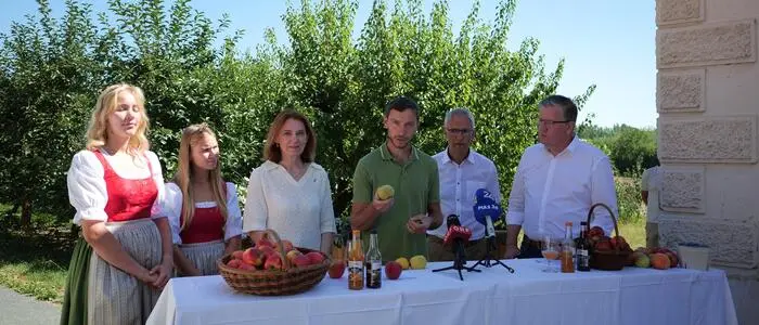 Apfel- und Obstbauer Josef Singer (Mitte) hob die Bedeutung heimisch produzierter Äpfel hervor, flankiert von Agrarlandesrätin Schmiedtbauer, Landwirtschaftskammerpräsident Steinegger (rechts), dem Obmann der steirischen und österreichischen Obstbauern, Manfred Kohlfürst (2.v.r.) und den beiden Obsthoheiten Hannah Schöninger(2.v.l.)  und Katharina Nestelberger (links)