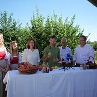 Apfel- und Obstbauer Josef Singer (Mitte) hob die Bedeutung heimisch produzierter Äpfel hervor, flankiert von Agrarlandesrätin Schmiedtbauer, Landwirtschaftskammerpräsident Steinegger (rechts), dem Obmann der steirischen und österreichischen Obstbauern, Manfred Kohlfürst (2.v.r.) und den beiden Obsthoheiten Hannah Schöninger(2.v.l.)  und Katharina Nestelberger (links)