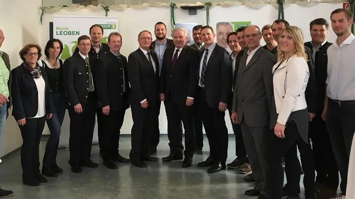 Hermann Schützenhöfer mit den Gemeinde- ud Bezirksvertretern der ÖVP in Leoben