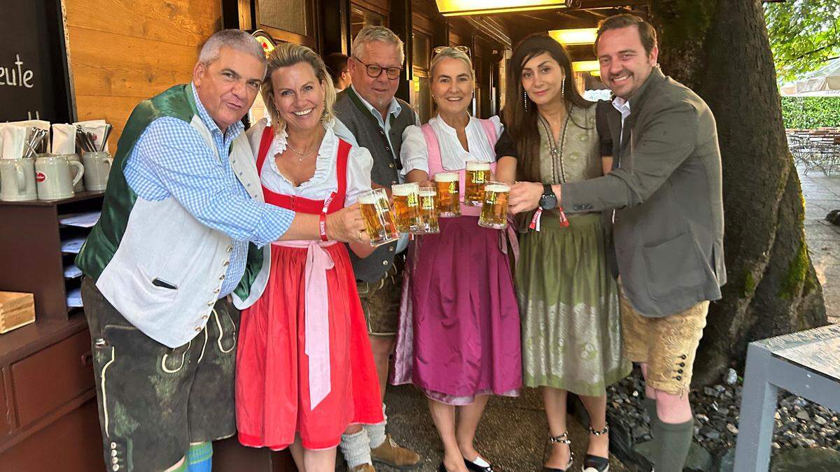 Brauunion-Verkaufsdirektor Gerhard Leitner, Obertauerns Paradegastgeberin Manuela Krings, &quot;Reslwirt&quot; Matthias Warter, Tschebull-Lady Brigitte Heider, Trüffel und Kaviar-Expertin Slavica Babak, Gebietsleiter Reinhard Stranger (von links)