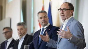 Finanzminister Magnus Brunner (ÖVP), Vizekanzler Werner Kogler (GRÜNE), Bundeskanzler Karl Nehammer (ÖVP) sowie Gesundheitsminister Johannes Rauch (GRÜNE)