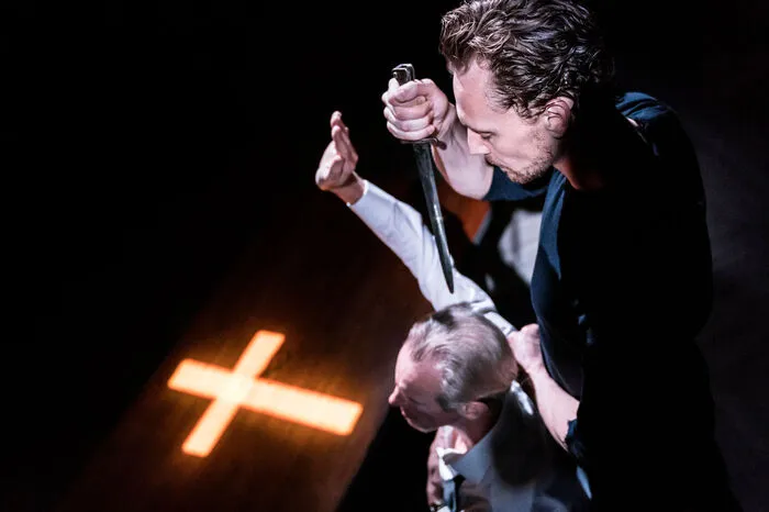 Hamlet (Tom Hiddleston) sinnt auf Rache