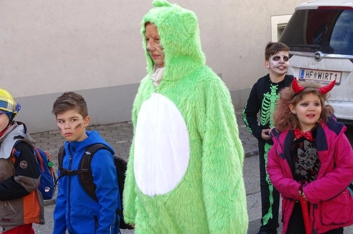 Hunderte Kindergartenkinder, Schüler und Eltern feierten ausgiebig mit.