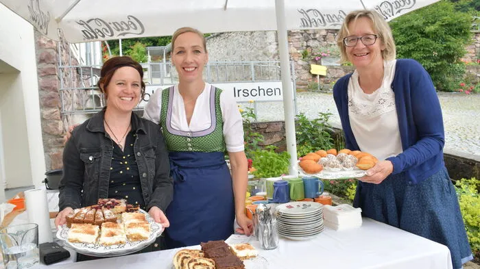 Martina Moser, Martina Hassler und Maria Erlacher von der Slow Food Gemeinschaft Irschen tischen beim Festival Kaffe und Kuchen auf. Darunter auch Bauernblattln und die besonderen "Talggn-Labelen".