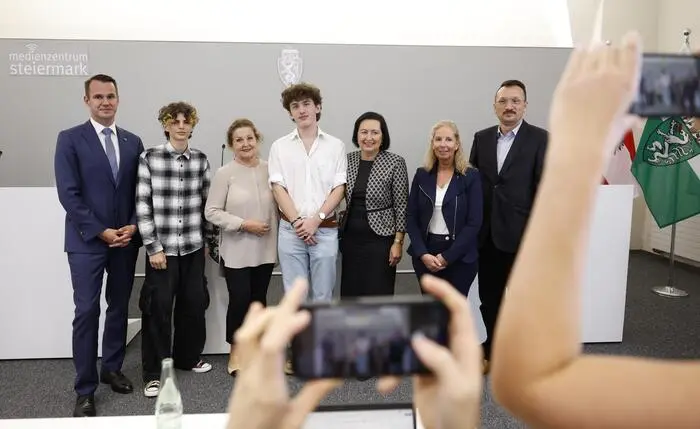 Die Schulgemeinschaft trat am Montag gemeinsam mit politischen Vertrertern vor die Medien