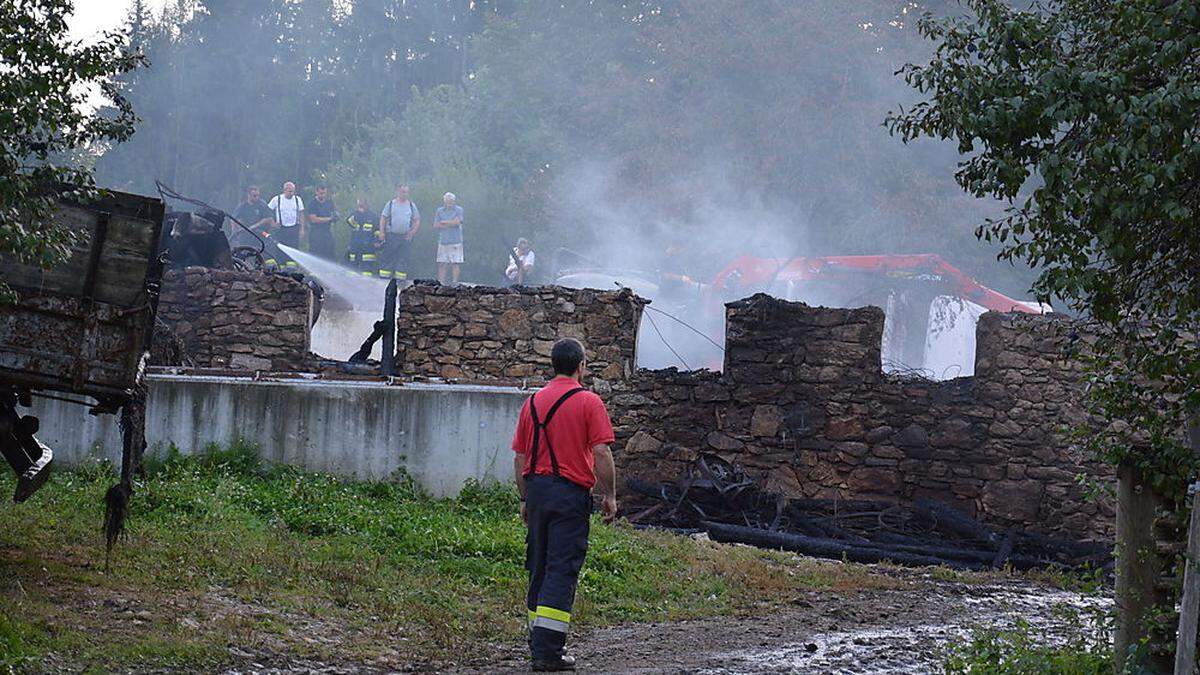 Am Freitag wurde von der Feuerwehr und Landwirten die Brandruine von glosendem Material befreit