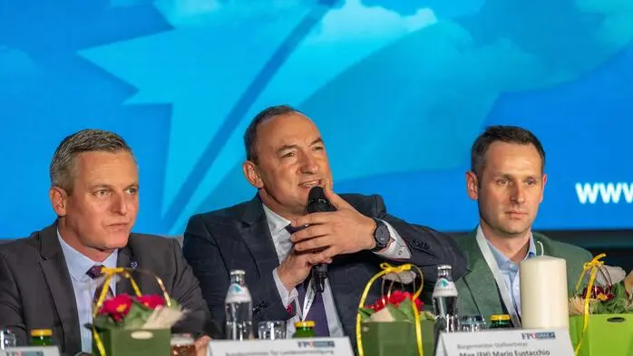 Mario Kunasek, Mario Eustacchio, Armin Sippel am 33. FPÖ-Stadtparteitag im Brauhaus Puntigam 2019 am Podium