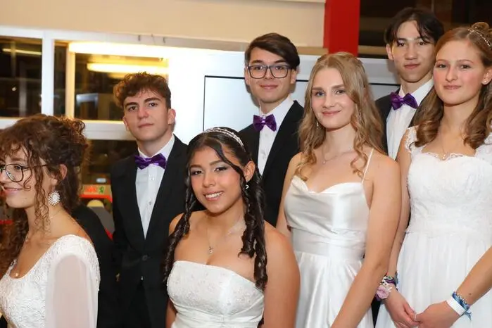 Nach einer außergewöhnlichen Polonaise, die mit Lebendigkeit, Leichtigkeit und Schwung bestach und für die Birgit Glauninger einmal mehr verantwortlich zeichnete, stellten die Klassenvorstände Johannes Gsaxner und Bernd Steuber die Maturantinnen und Maturanten vor.
