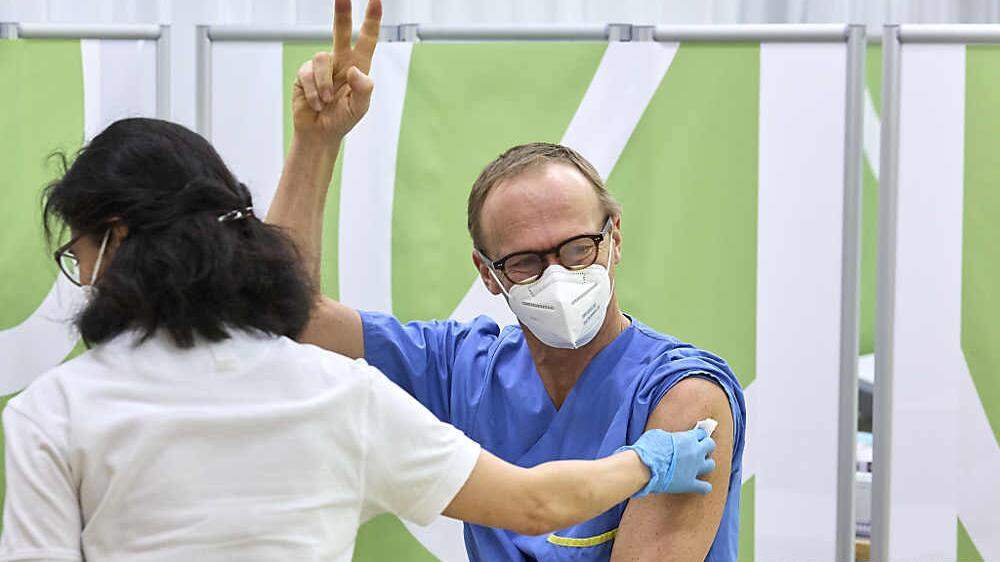 Intensivmediziner Christoph bei der Corona-Impfung