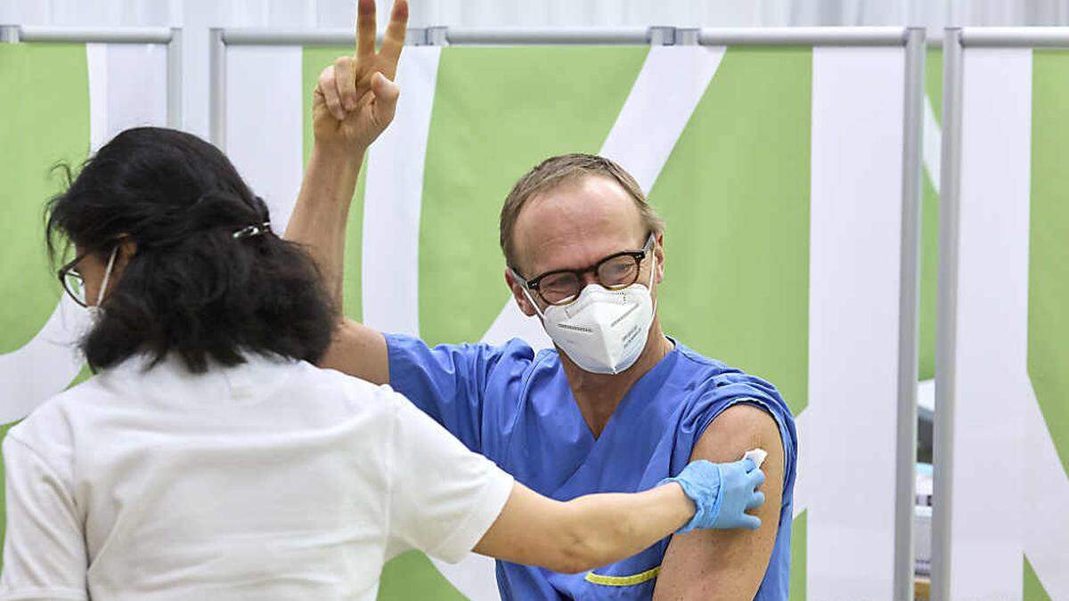Intensivmediziner Christoph bei der Corona-Impfung
