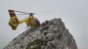 Zwei ÖAMTC- und ein Bundesheerhubschrauber transportierten Retter und Bergsteiger