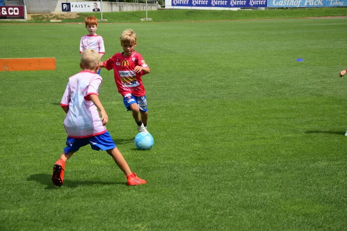 Das Programm des Camps besteht aus täglich zwei Übungseinheiten. Jedoch wird nicht nur Fußball gespielt, auch Besuche des Hartberger Freibads, Führungen durch die Polizeiwache Hartberg und eine Vorstellung des Magiers Paul Sommersguter stehen auf dem Plan.