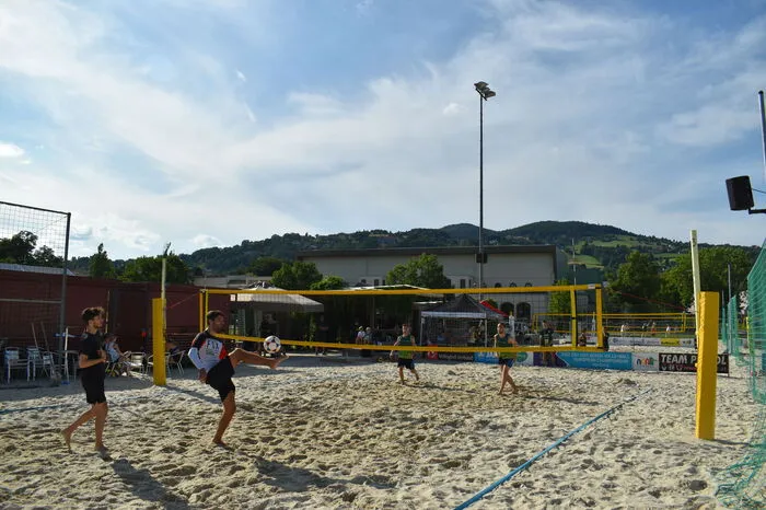 Die Teams treffen im Zweiergespann auf einem Beachvolleyball-Feld aufeinander, dürfen den Ball allerdings wie beim Fußball nicht mit Armen und Händen berühren.