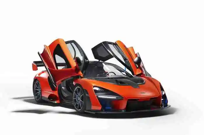 Das bedeutet: Das Chassis und alle Karosserieteile sind aus Kohlefaser gefertigt, weshalb der Senna mit nur 1198 Kilogramm der leichteste straßenzugelassene McLaren seit dem legendären F1 ist. Mit einer maximalen Leistung von 800 PS wirft er ein Leistungsgewicht von 668 PS pro Tonne in die Waagschale.