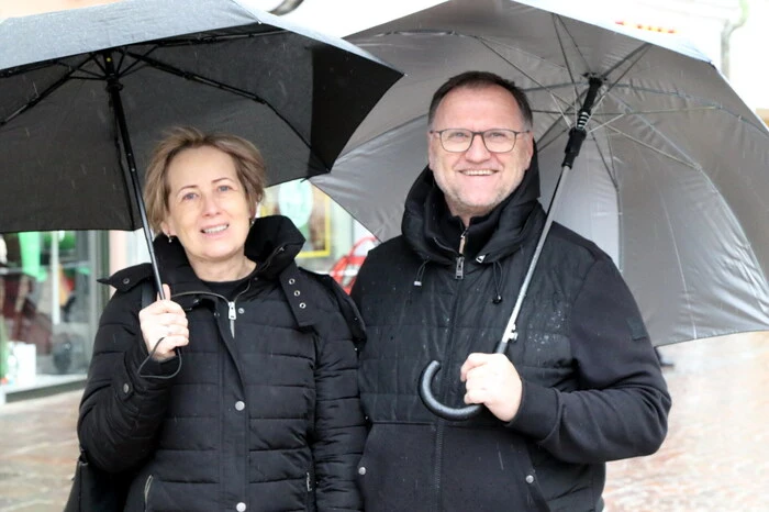 Übrigens: Am Hauptplatz mit Regenschirmen gesichtet wurden am Samstag unter anderen Kollitsch-Geschäftsführer Helmut Rainer-Marinello (am Foto mit Gattin Rosemarie), Bankdirektor Klaus Hofstätter, Plastischer Chirurg Harald Moshammer sowie die ehemalige Pädagogin Annemarie Zechner.