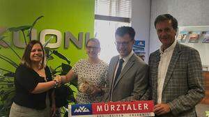 Dorit Eschenberger, Sabrina Perl, Gerhard Deutsch und Bürgermeister Fritz Kratzer bei der Spendenübergabe (von links)