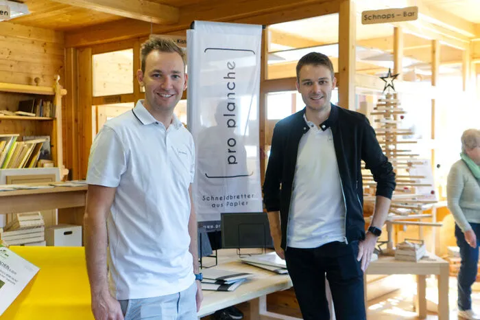 Die beiden Jungunternehmer Armin Hofmann und Roland Tiefnig von proplanche lassen bei Schindel und Holz ihre jüngst prämierten Schneidebretter regional fertigen...