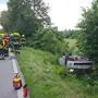 Das Auto blieb am Dach im Straßengraben liegen