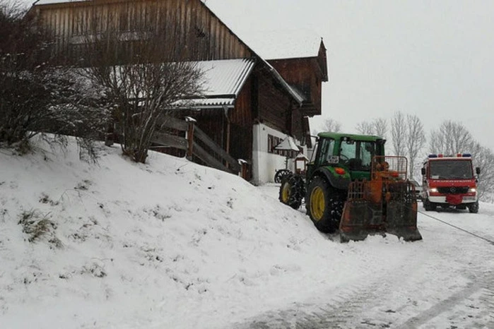 Mit Unterstützung eines Abschleppunternehmens und eines Traktors mit Seilwinde konnte der Wagen geborgen werden.