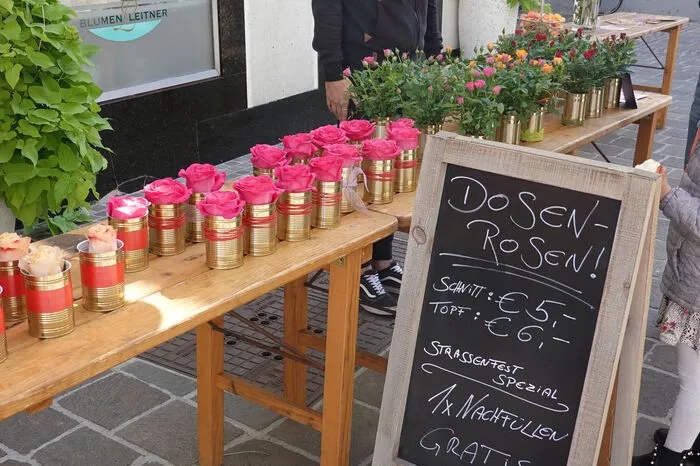 Blumen Leitner hat heute ein ausgefallenes Angebot: Nachfüllbare "Rosen-Dosen".