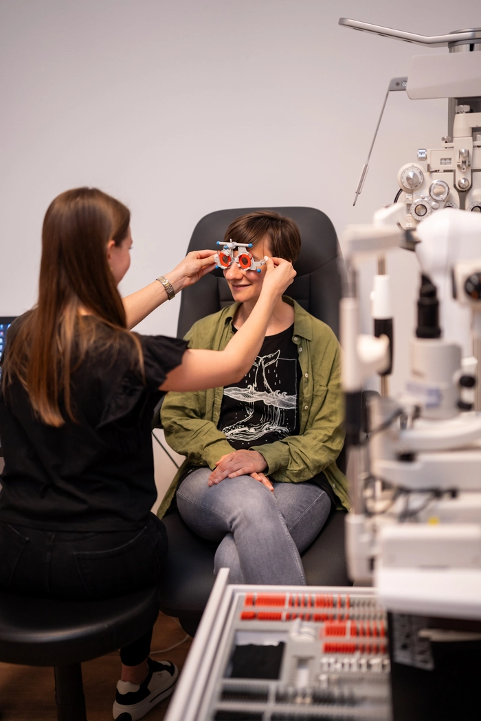 Damit die unterschiedlichen Bereiche der Gleitsichtbrille die richtige Stärke haben, werden Nah- und Fernbereich separat ausgemessen