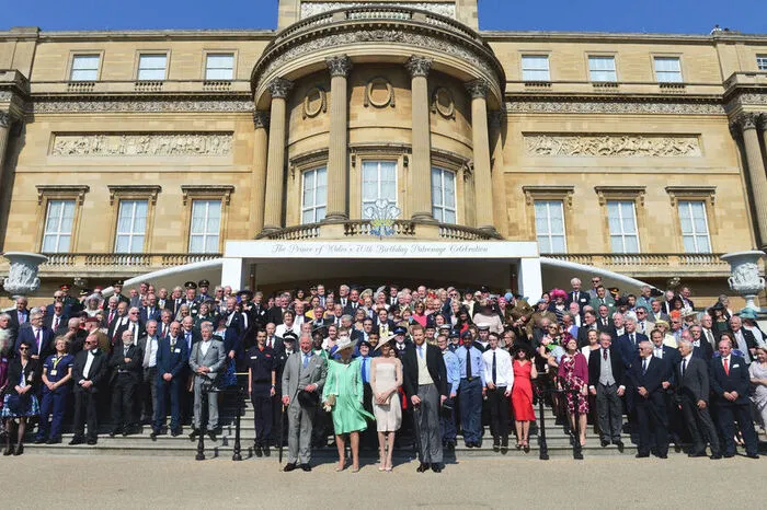 Anlass der Gartenparty war Charles' 70. Geburtstag im kommenden November - dann ist allerdings nicht das richtige Wetter zum Feiern. Auch Mitglieder der Rettungskräfte, die nach dem Terror-Anschlag von Manchester vor genau einem Jahr als erste am Ort waren, zählten zu den Gästen. Damals starben 23 Menschen, Hunderte wurden verletzt.