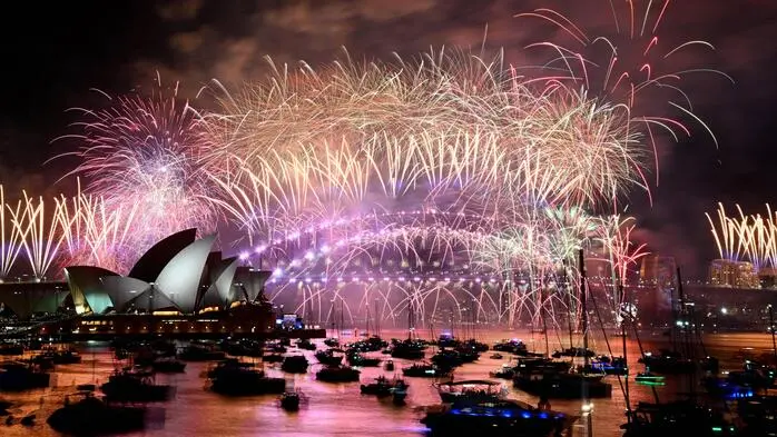In Sydney bot sich den tausenden Schaulustigen eine Mega-Show mit Feuerwerk und Lichtprojektionen über dem Hafen und dem weltberühmten Opernhaus.