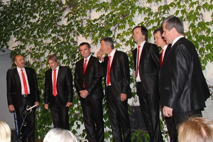 Eingeleitet wurde das Konzert am Samstag durch einen Empfang im Schlossgarten durch Eva und Herbert Liaunig, Bürgermeister Gerhard Visotschnig und das Oktet Suha. Danilo Katz, der Moderator des Abends, konnte zahlreiche Ehrengäste begrüßen.