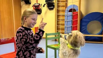 Matthea übt gerade ein Kunststück mit Oskar