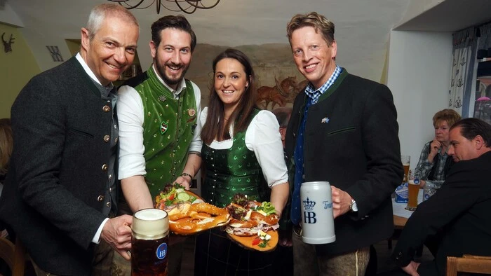 Seit 2014 ist Michael Jammer (am Foto zweiter von links) Inhaber des Hofbräuhauses zum Lindwurm in Klagenfurt beim Neuen Platz. Zum ersten Mal hat er das Lokal seither in dieser Woche generalüberholt. Am Donnerstag eröffnete er neu mit Bieranstich.
