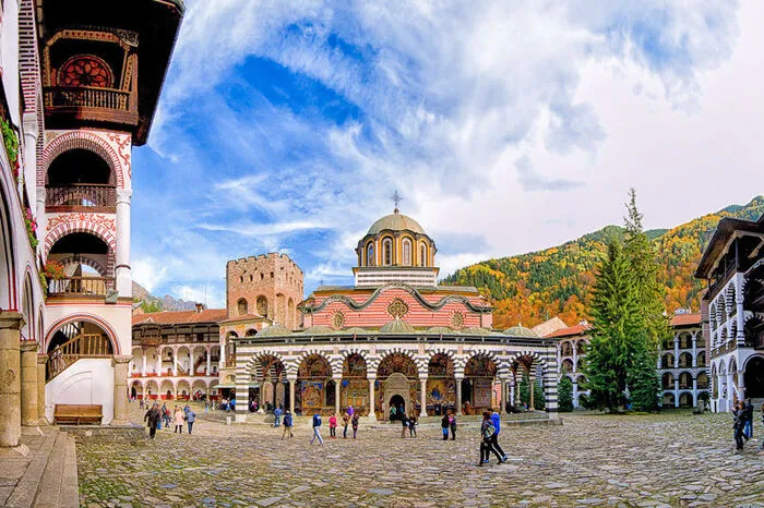 Kirchliches „Triptychon“: Bojana. Die Kirche ist seit 1979 Teil des UNESCO-Welterbes und liegt am Fuße des  Witoscha-Gebirges am Rande der bulgarischen Hauptstadt Sofia. Die Besonderheit des Gebäudes liegt in den drei Bauperioden, die sich über neun Jahrhunderte verteilen. Vor allem die beiden ältesten Teile aus dem 10. und 13. Jahrhundert sind von hohem künstlerischem Wert. So bilden deren Fresken eine der wichtigsten Sammlungen mittelalterlicher Malerei. Die Kirche wird im Rahmen einer mehrstündigen Rundfahrt besucht, die pro Person um die 55 Euro kostet.  